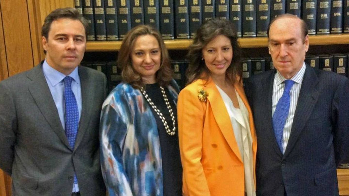 El presidente de El Corte Inglés, Dimas Gimeno, las hijas de Isidoro Álvarez, Marta (2i) y Cristina, y Florencio Lasaga. (Fundación Ramón Areces)