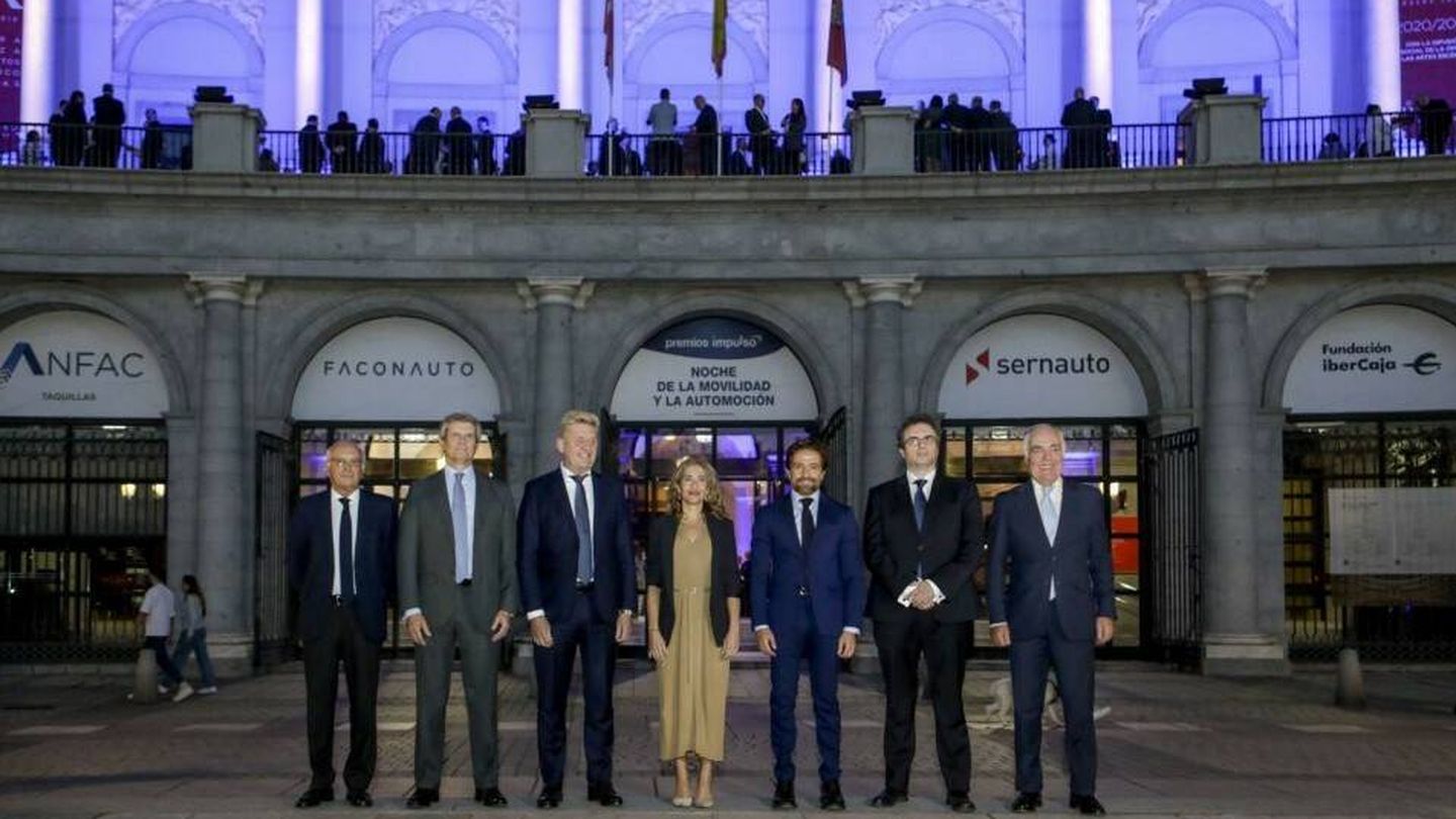 La ministra de Transportes, Movilidad y Agenda Urbana, con los organizadores de los Premios Impulso, frente al Teatro Real de Madrid.