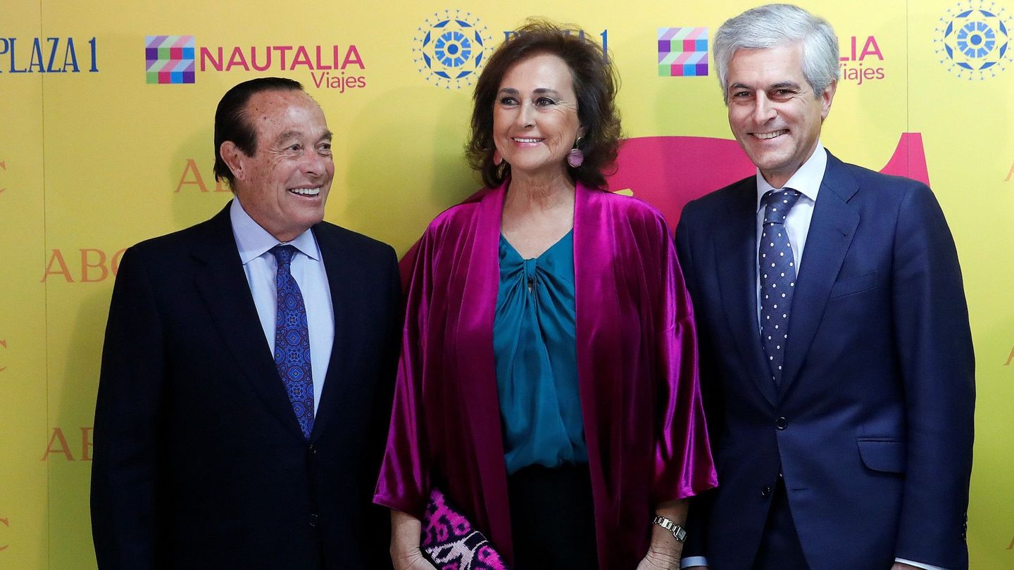 El diestro Curro Romero, su esposa Carmen Tello y Adolfo Suárez Illana posan a su llegada a la entrega del X Premio Taurino ABC. (EFE/Juanjo Martín)