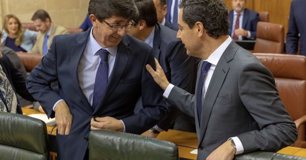 Foto: El presidente andaluz, Juanma Moreno (d), y el vicepresidente, Juan Marín (i). (EFE)