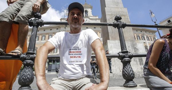 Foto: Un manifestante antivacunas con una camiseta en la que se lee 'Cuando hay un riesgo, debe haber una decisión' protesta en las afueras de la Cámara Baja en Roma. (EFE)