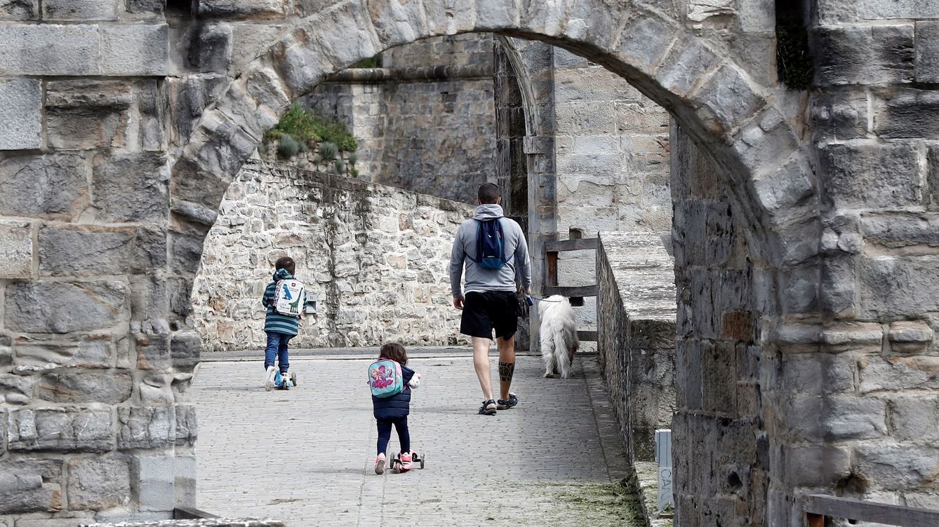 Foto: Una familia pasea por la Ciudadela de Pamplona. (EFE/Jesús Diges)