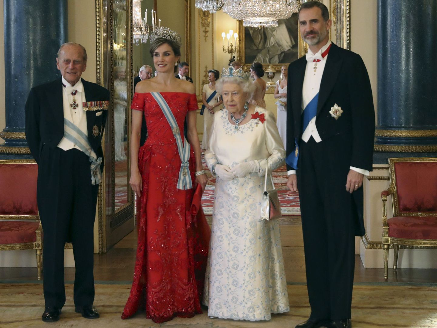 Los Reyes con Isabel II y el duque de Edimburgo. (EFE)