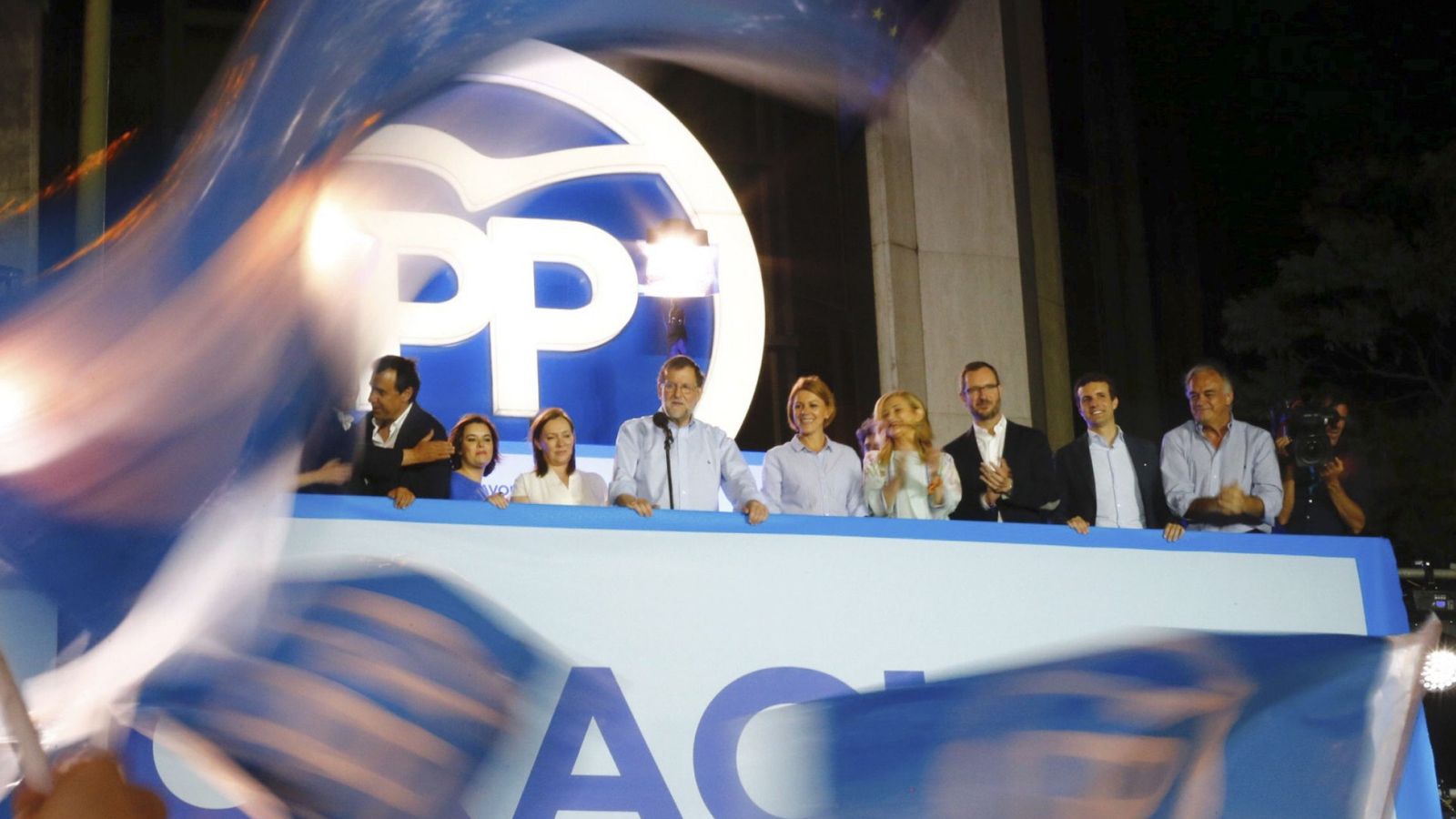 Foto: Imagen de los líderes del PP, con Rajoy en el micrófono, celebrando el triunfo el domingo en la sede de Génova. (EFE)