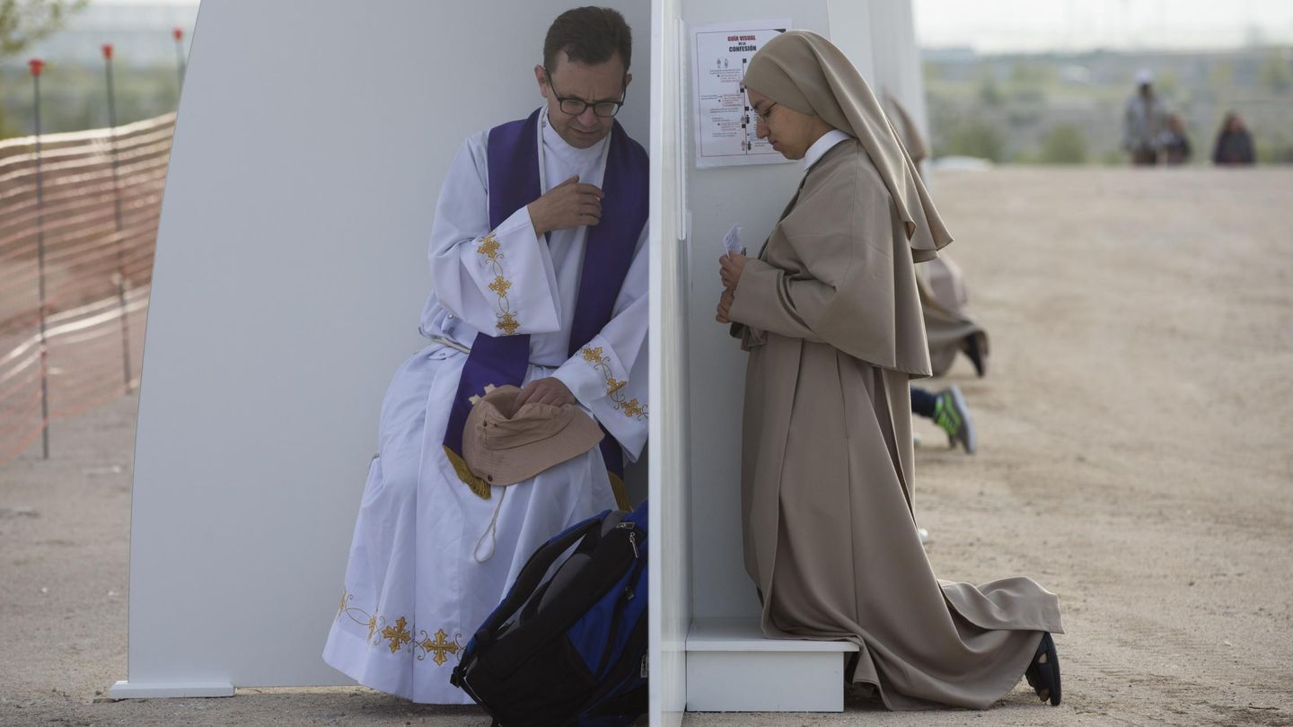 Una monja recibe confesión durante la ceremonia de beatificación de Álvaro del Portillo, sucesor de Escrivá de Balaguer, en Valdebebas en 2014. (AP)