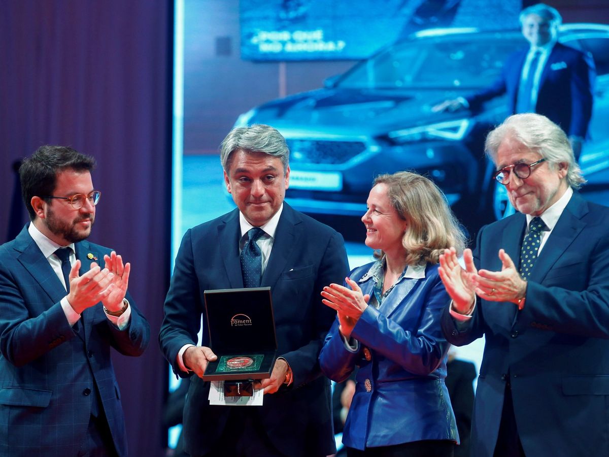 Foto: Nadia Calviño, Pere Aragonès (i) y el presidente de Foment del Treball (d) entregan al presidente de Sest, Luca de Meo (2i), la medalla de honor al empresario del año. (EFE)