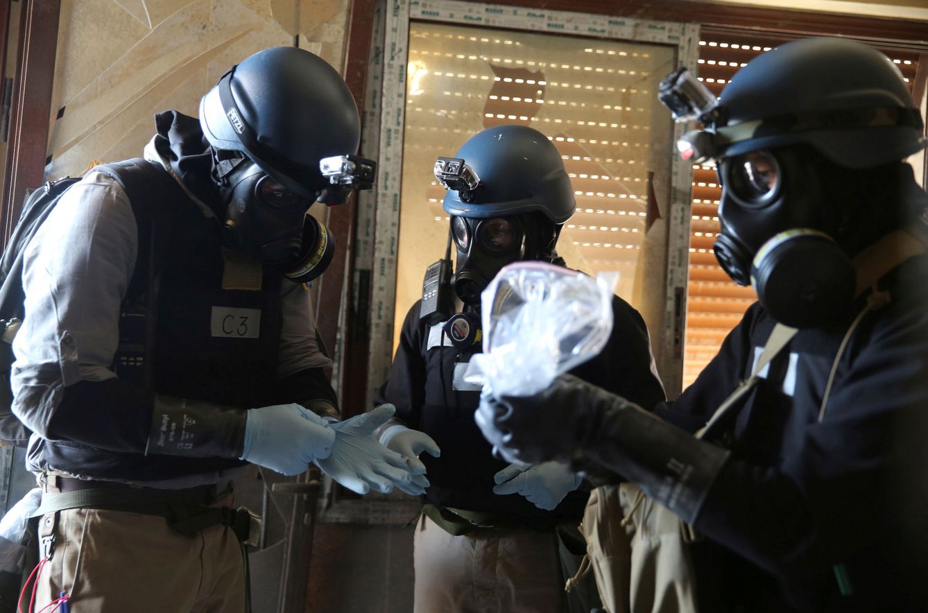 Expertos de la ONU toman muestras sobre un supuesto ataque químico en la zona de Ain Tarma, Damasco, en agosto de 2013. (Reuters)