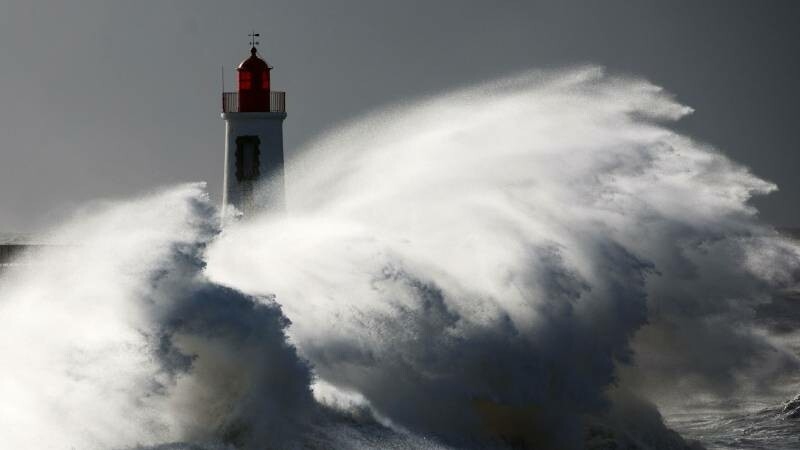 Foto de El temporal Nelson se cobra la vida de dos personas en Asturias al ser arrastradas por el fuerte oleaje