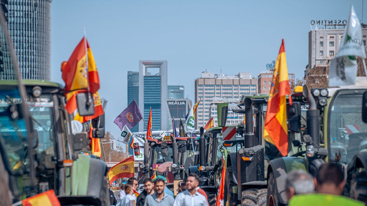 Un centenar de tractores marchan de nuevo en Madrid para pedir reformas y precios justos