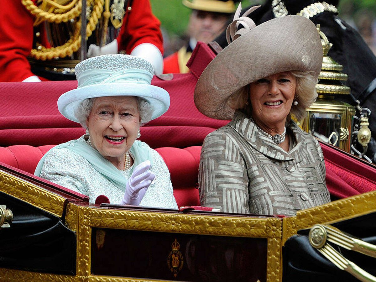 Foto: La reina Isabel y Camilla. (Tom Hevezi / Getty)