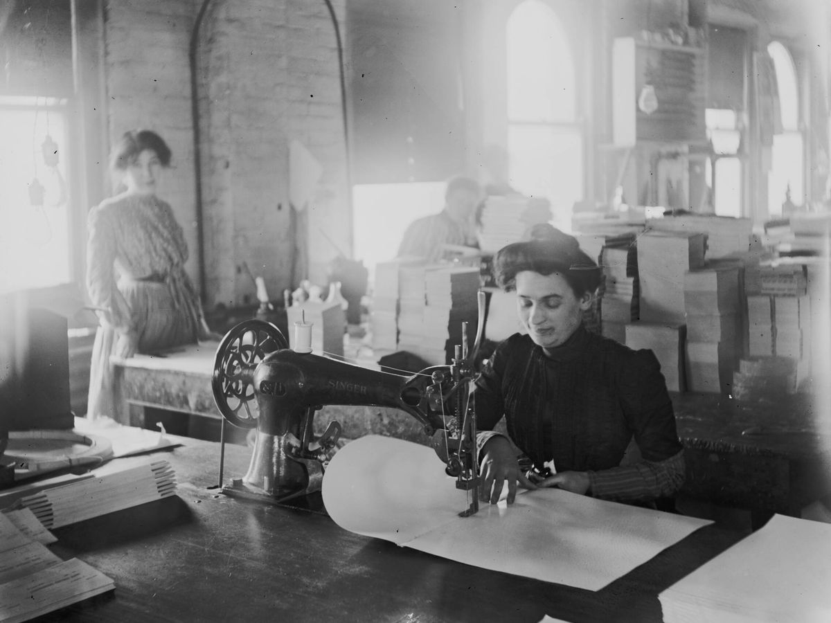 Foto: Mujeres trabajadoras de una fábrica textil en Detroit cosen con máquinas 'Singer'. Fuente: Wikipedia