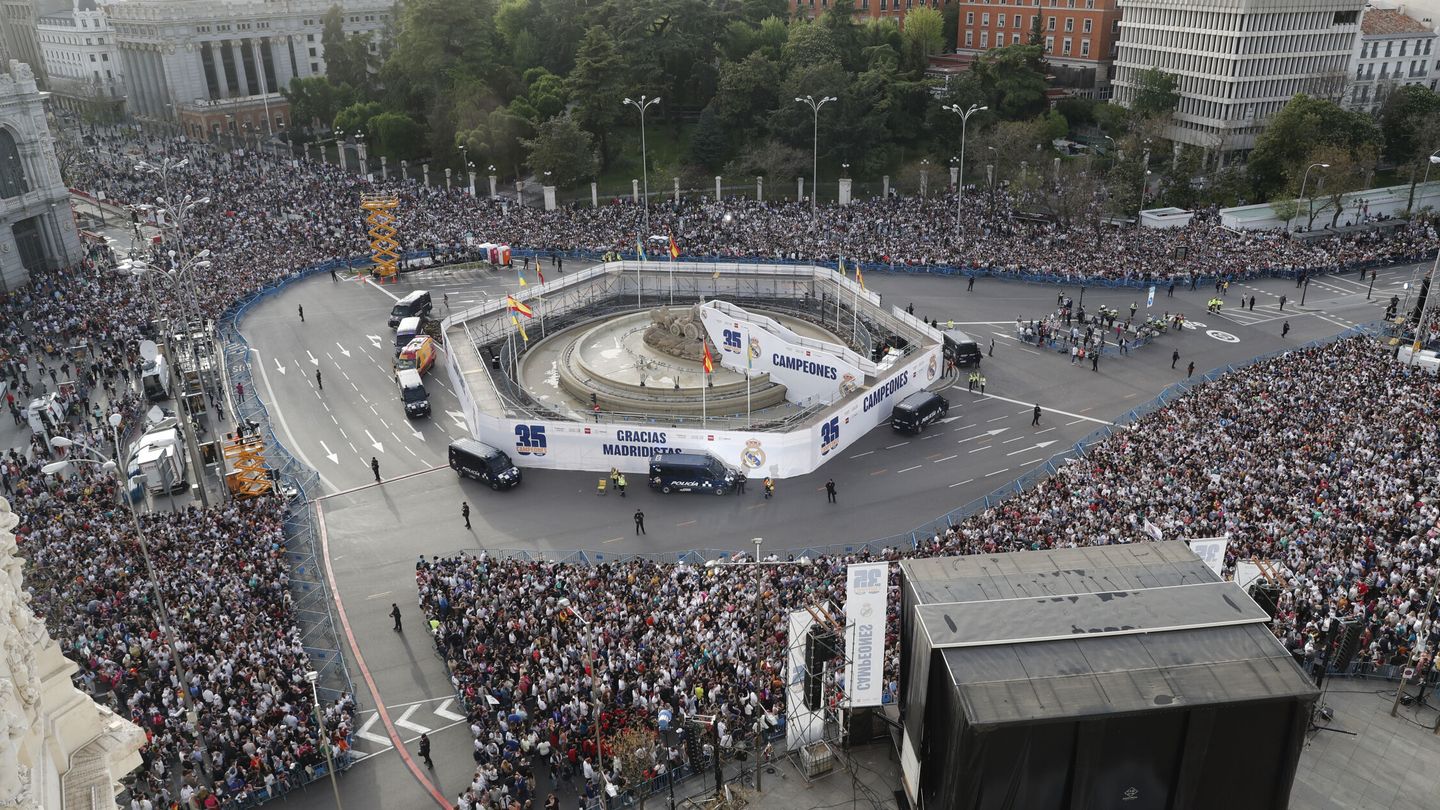 Los aficionados del Real Madrid en la plaza de Cibeles. (EFE/Juan Carlos Hidalgo)