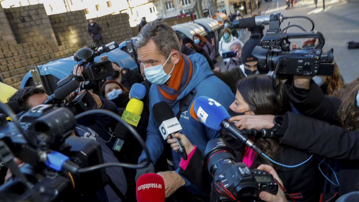 Iñaki Urdangarin, rodeado de reporteros tras la noticia. (EFE)