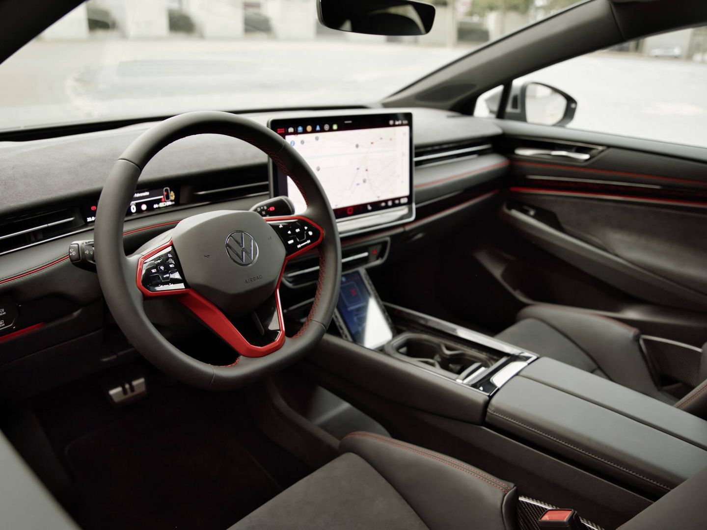 Bajo la pantalla central aparece otra pantalla de menores dimensiones, inédito en Volkswagen.