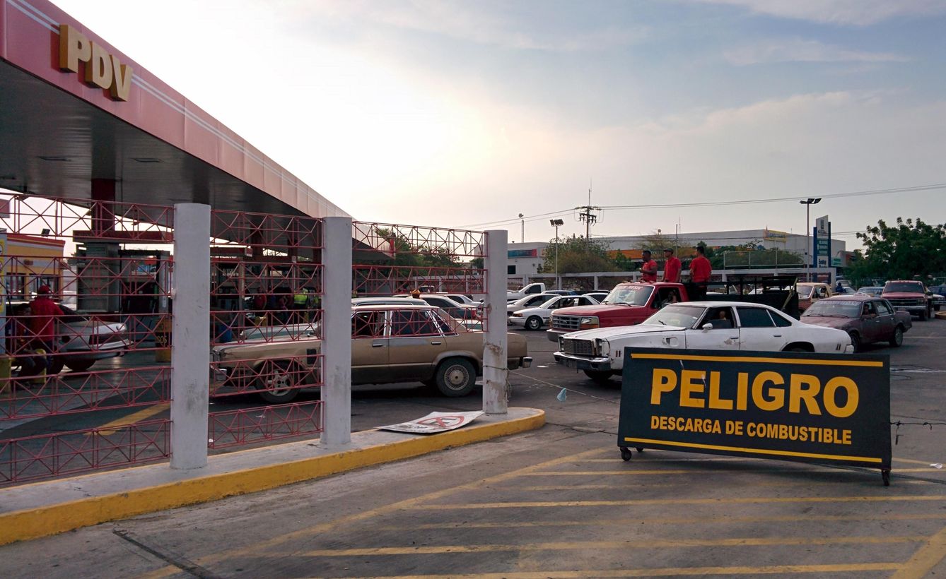 Venezolanos repostan en una gasolinera en Maracaibo (Foto: Alicia Hernández).