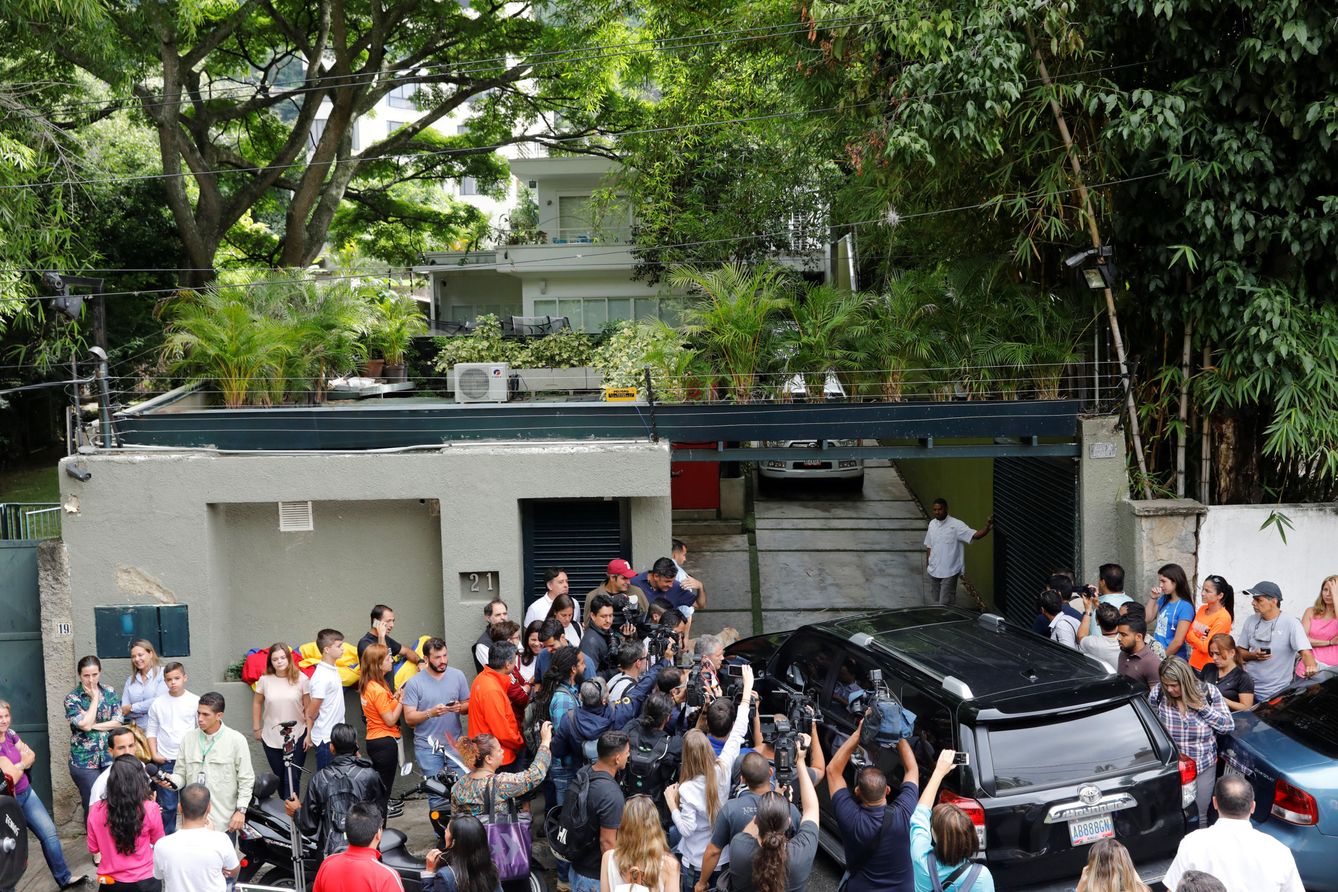 Ciudadanos y periodistas ante la casa de Leopoldo López tras su salida de la cárcel. (Reuters)