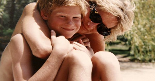 Foto: Harry con su madre en una imagen del documental. (Reuters)