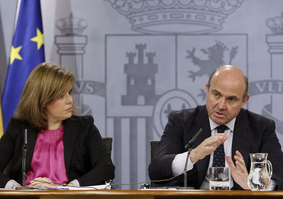 Foto:  La vicepresidenta del Gobierno, Soraya Sáenz de Santamaría, y el ministro de Economía y Competitividad, Luis de Guindos. (EFE)