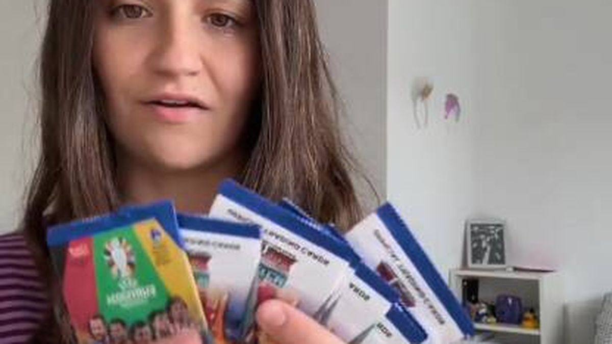 Una española que trabaja como voluntaria en la Eurocopa muestra el regalo de la UEFA tras el último partido que ganó España