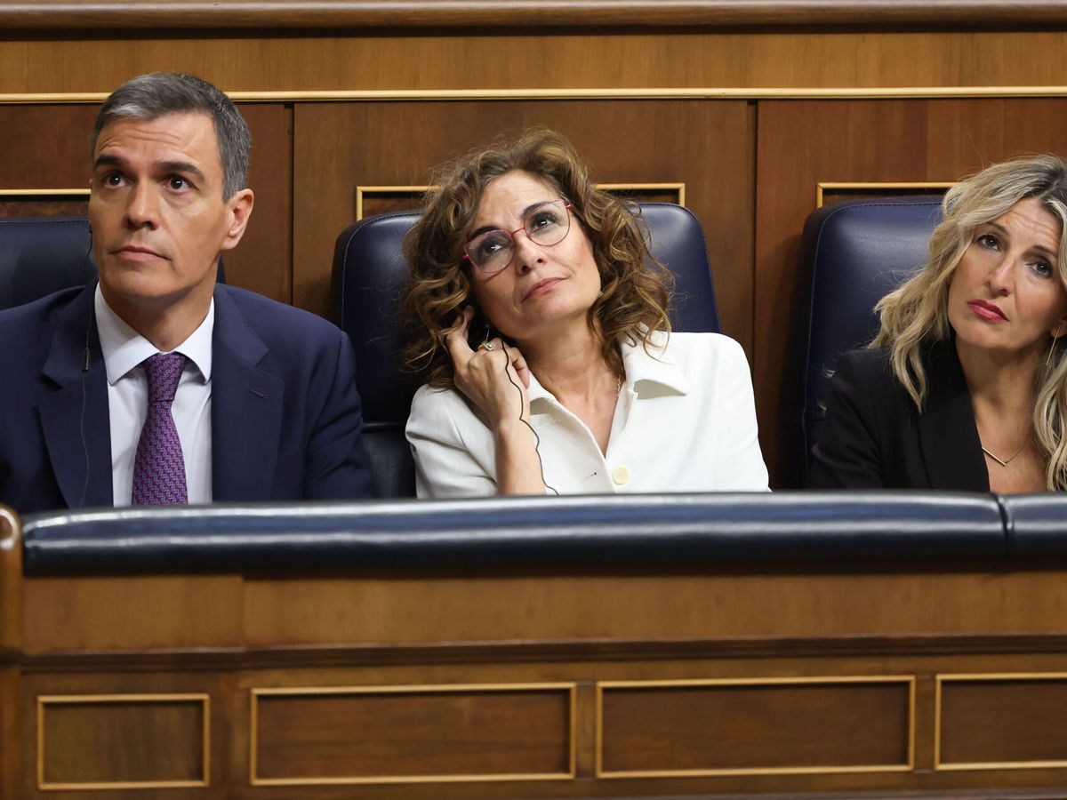Foto: El presidente del Gobierno, Pedro Sánchez, en el Congreso, junto a María Jesús Montero y Yolanda Díaz. (EFE/Kiko Huesca)