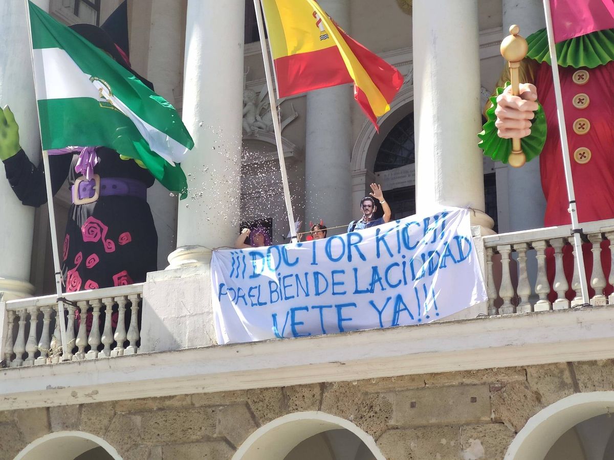 Foto: Los agentes cuelgan una pancarta contra Kichi en el balcón del Ayuntamiento durante una protesta.
