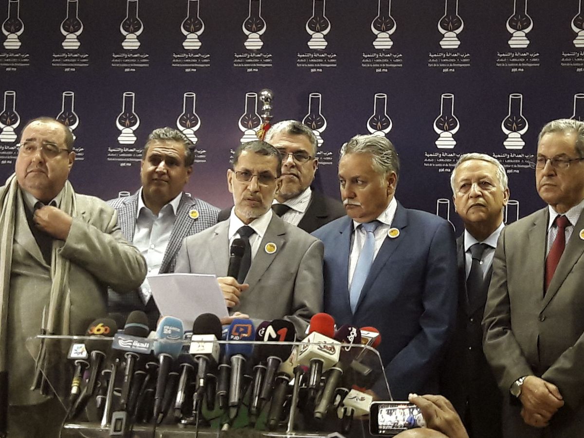Foto: El presidente del gobierno saliente, el islamista Saadedin Otmani, junto a miembros de su coalición. (EFE)