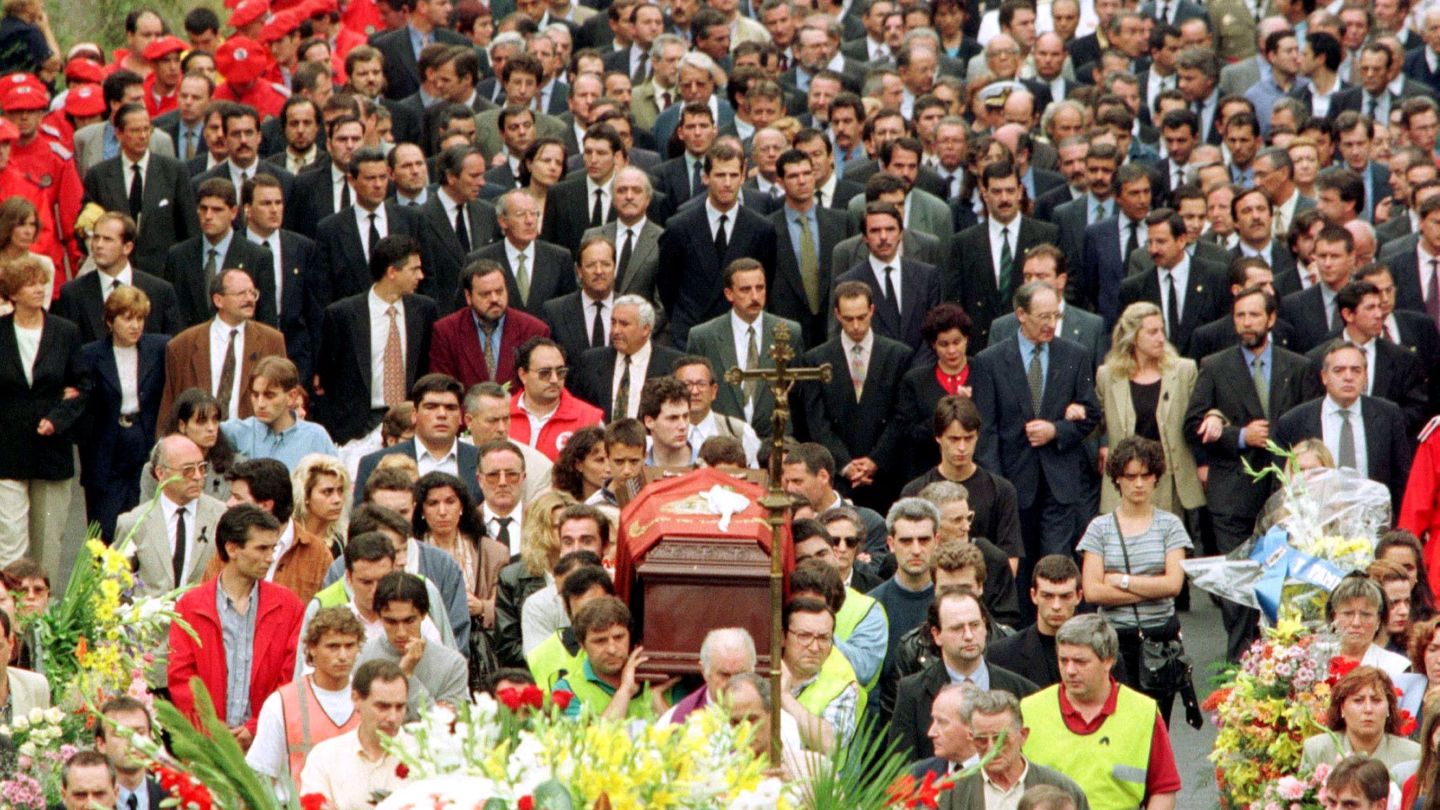 Familiares entierran a Miguel Ángel Blanco en 1997. (Reuters)