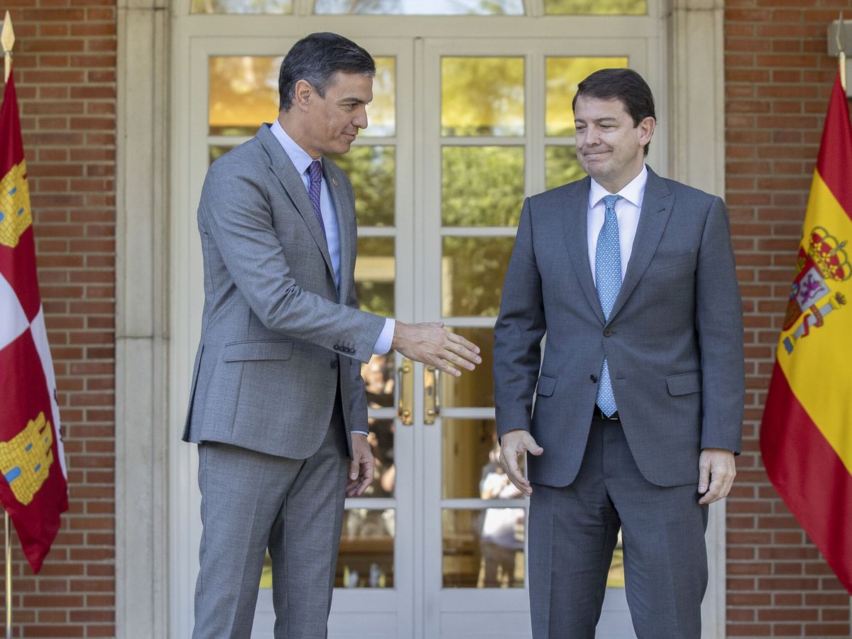 Foto: El presidente del Gobierno, Pedro Sánchez (i), y el presidente de Castilla y León, Alfonso Fernández Mañueco (d). (EFE/Chema Moya)