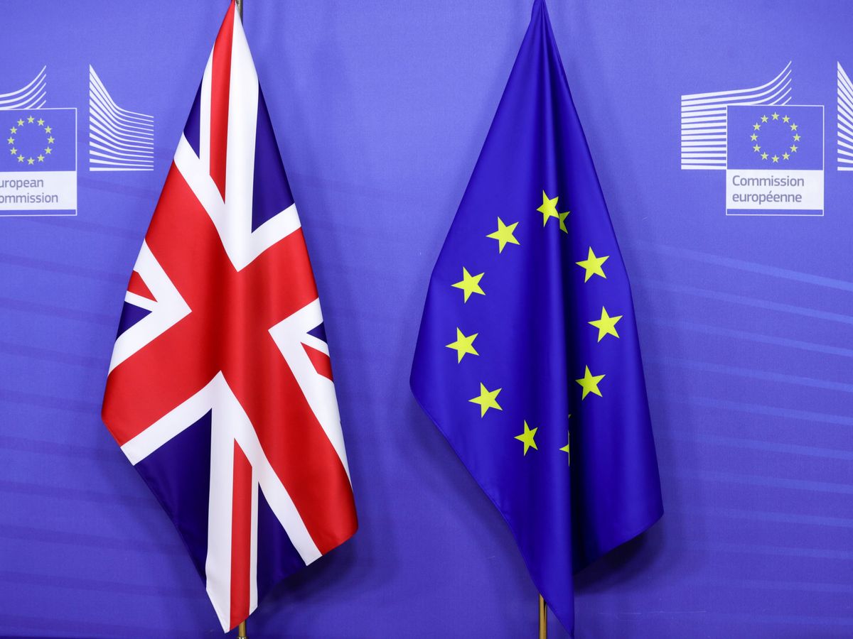Foto: Las banderas de Reino Unido y de la Unión Europea, antes de la reunión entre Johnson y Von der Leyen, el pasado día 9. (Reuters)