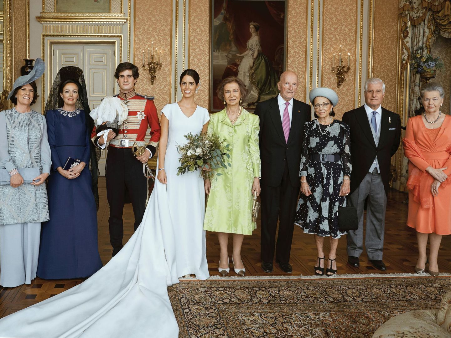 Los novios posan para la foto de familia junto a (de izda a dcha) Sofía Barroso, madre de la novia; Matilde Solís, madre del novio; la reina Sofía; el rey Simeón de Bulgaria y su esposa, la reina Margarita; el duque de Alba y la duquesa viuda de Calabria, Ana de Orleans. (EFE)