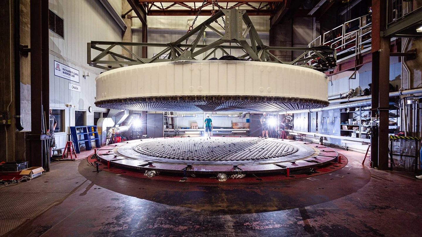 El espejo número 6 del Great Magellan Telescope, uno de los siete segmentos que completarán sus casi 25 metros de diámetro. Seis ya están terminados. El Webb tiene un diámetro de 6,5 metros. (GMTO)