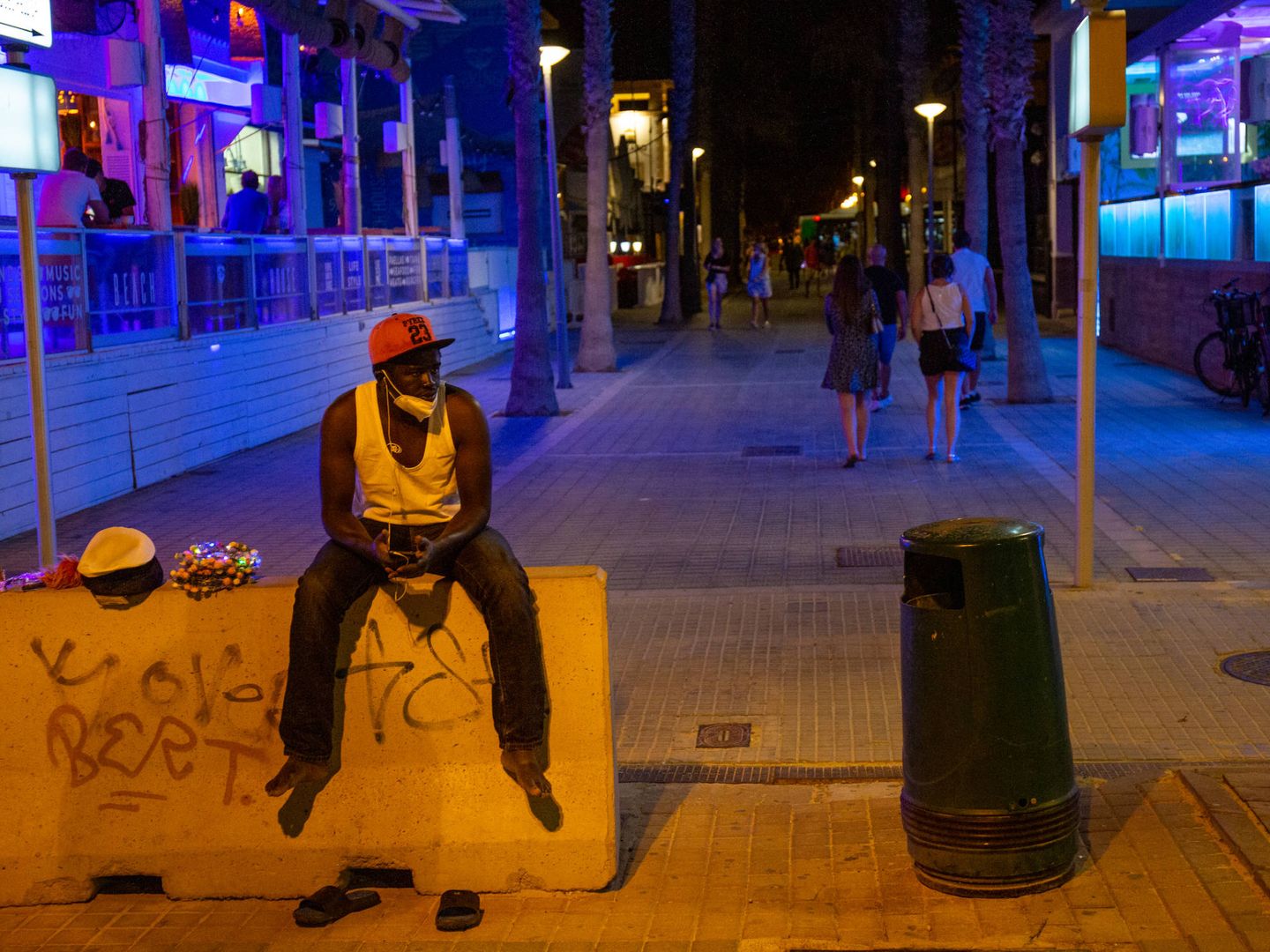 Un vendedor ambulante con poco trabajo en Playa de Palma. (D. B.)