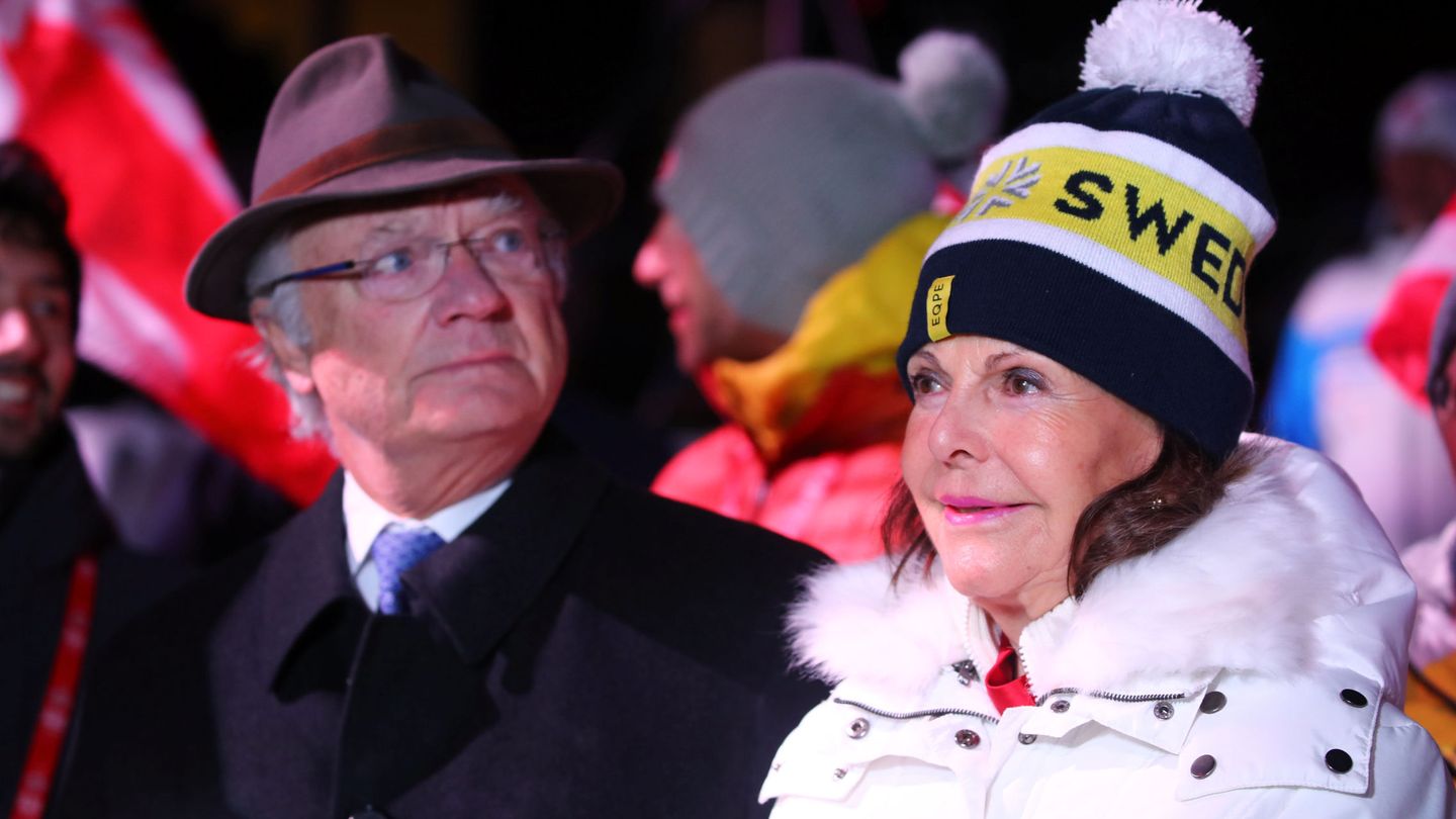 La reina Silvia y Carlos Gustavo de Suecia, en una imagen de archivo. (Reuters)