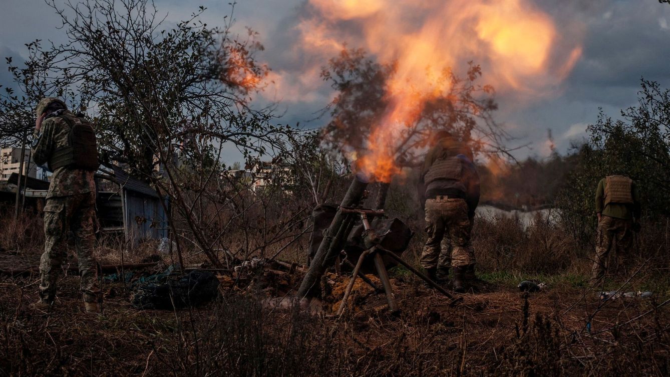 Foto: Militares ucranianos disparan un mortero en la línea del frente. (Reuters/Fuerzas Armadas de Ucrania) 