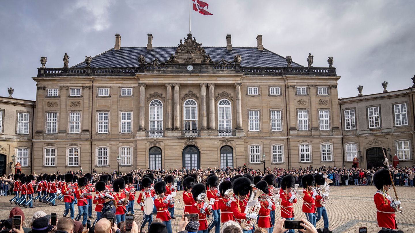 Una imagen del palacio de Amalienborg por el 18º cumpleaños de Christian de Dinamarca. (Reuters)