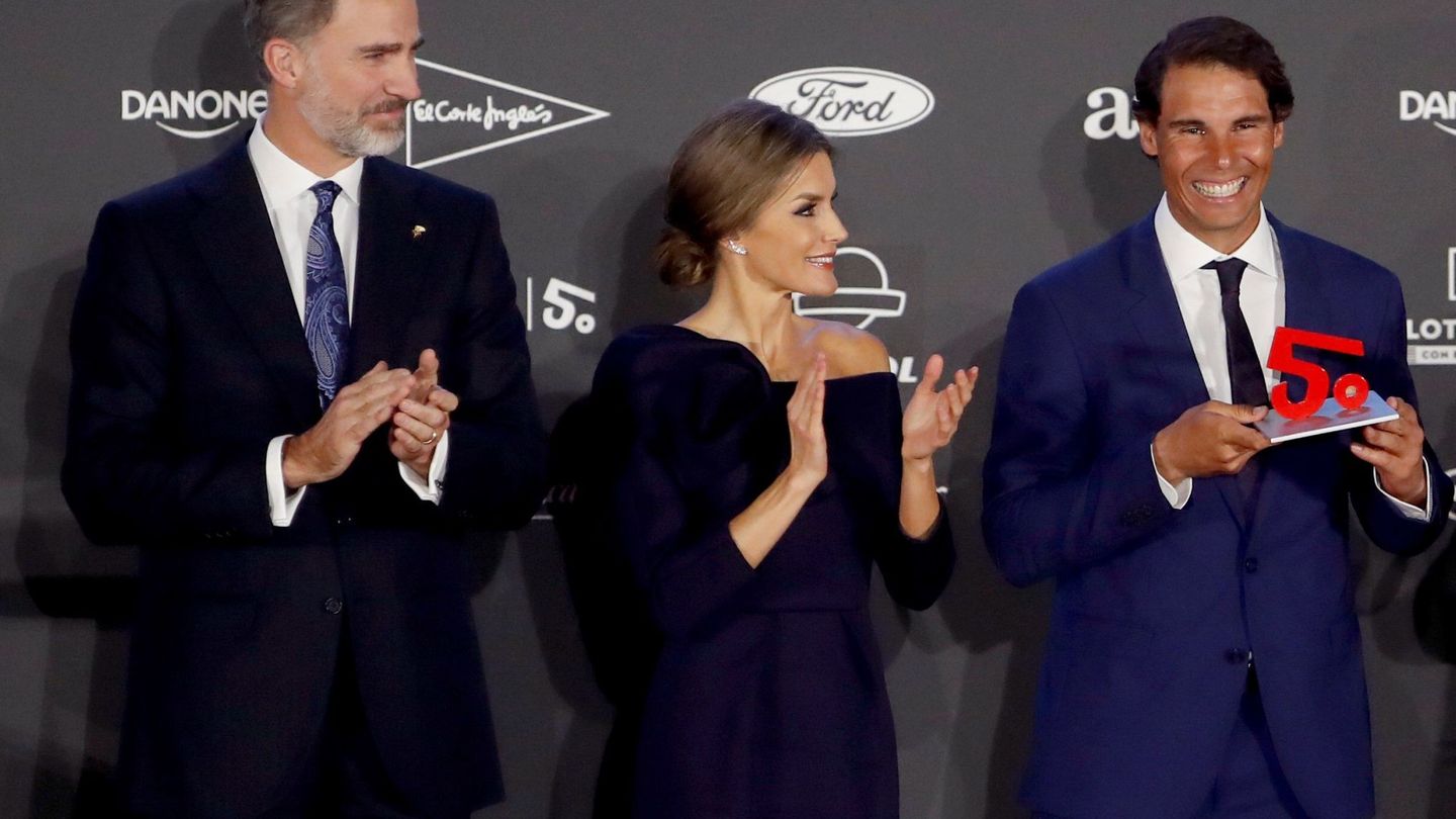 Los reyes Felipe y Letizia, con Nadal en una entrega de premios. (EFE)