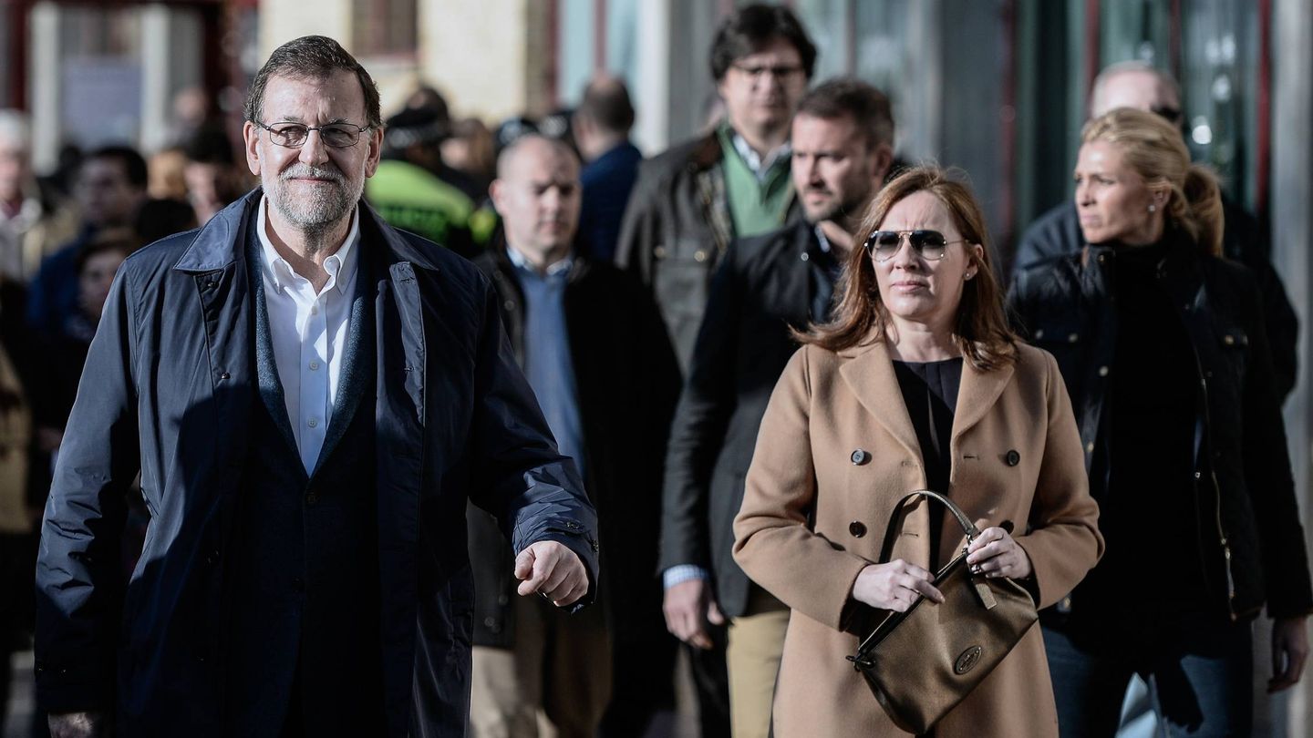 Mariano Rajoy y Elvira Fernández, paseando. (Getty)