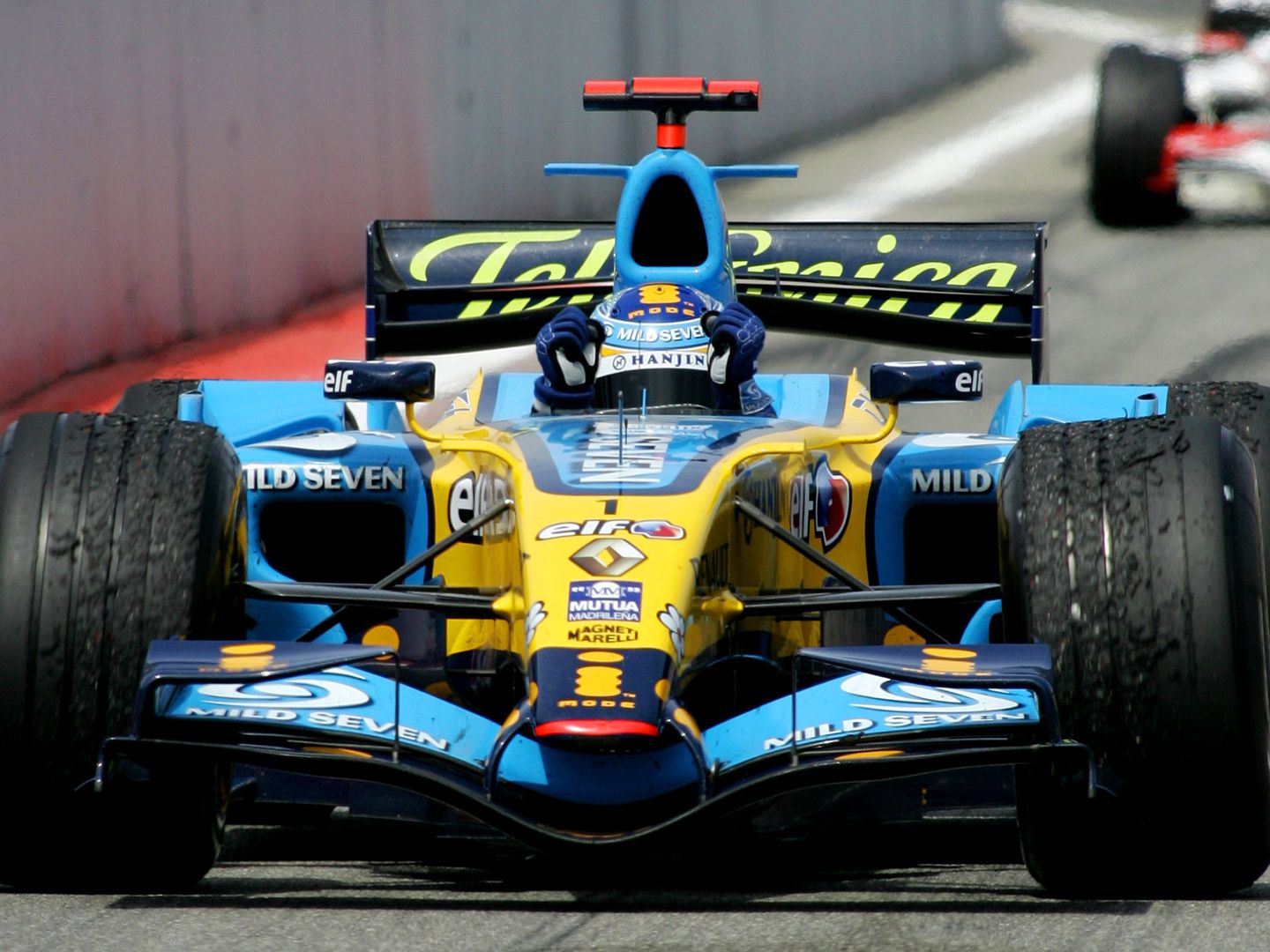 Con la llegada de los nuevos Bridgestone como neumático único, Alonso tuvo que adaptar su estilo de pilotaje, a diferencia de Hamilton