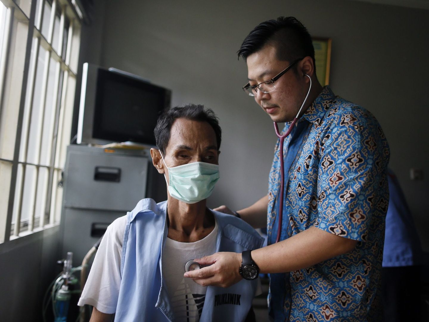 Un médico atiende a un paciente con tuberculosis