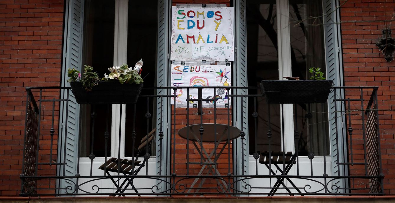 Un cartel realizado por niños que invita a quedarse en casa, colgado en el balcón de una vivienda de Madrid (EFE)