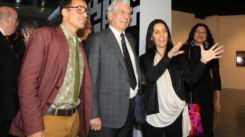Vargas Llosa, de paseo por Madrid con su hija Morgana y sus nietas