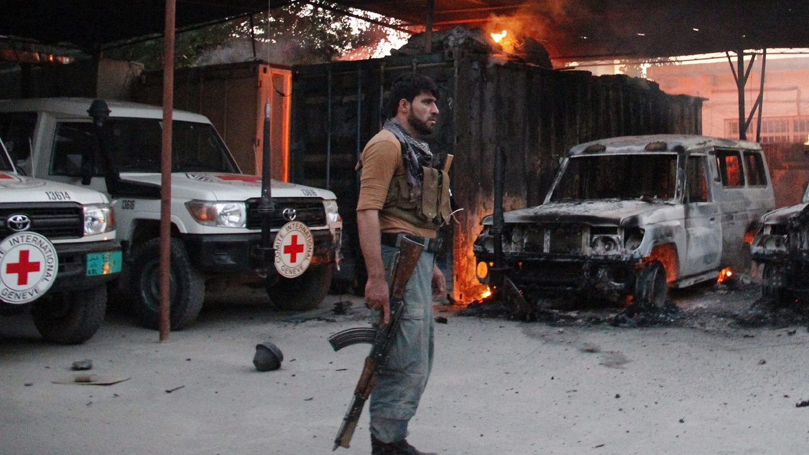 Foto:  Un policía afgano comprueba los daños causados por una ataque de un grupo de insurgentes en las oficinas de la Cruz Roja. (Efe)
