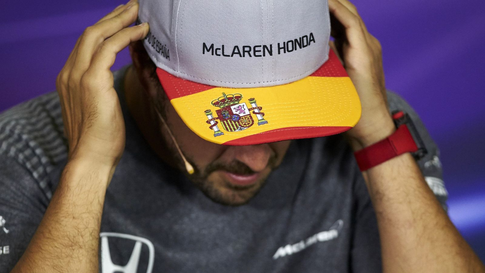 Foto: Fernando Alonso, este jueves, en la rueda de prensa de Barcelona. (EFE)