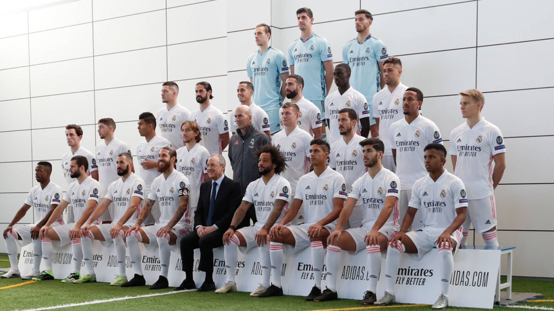 Florentino Pérez y la plantilla del Real Madrid en su foto oficial. (Foto: realmadrid)