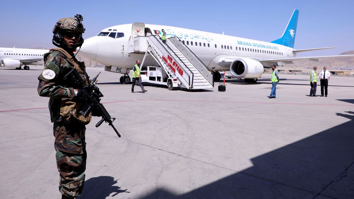El aeropuerto de Kabul vuelve a operar: primer vuelo con 115 pasajeros hacia Doha