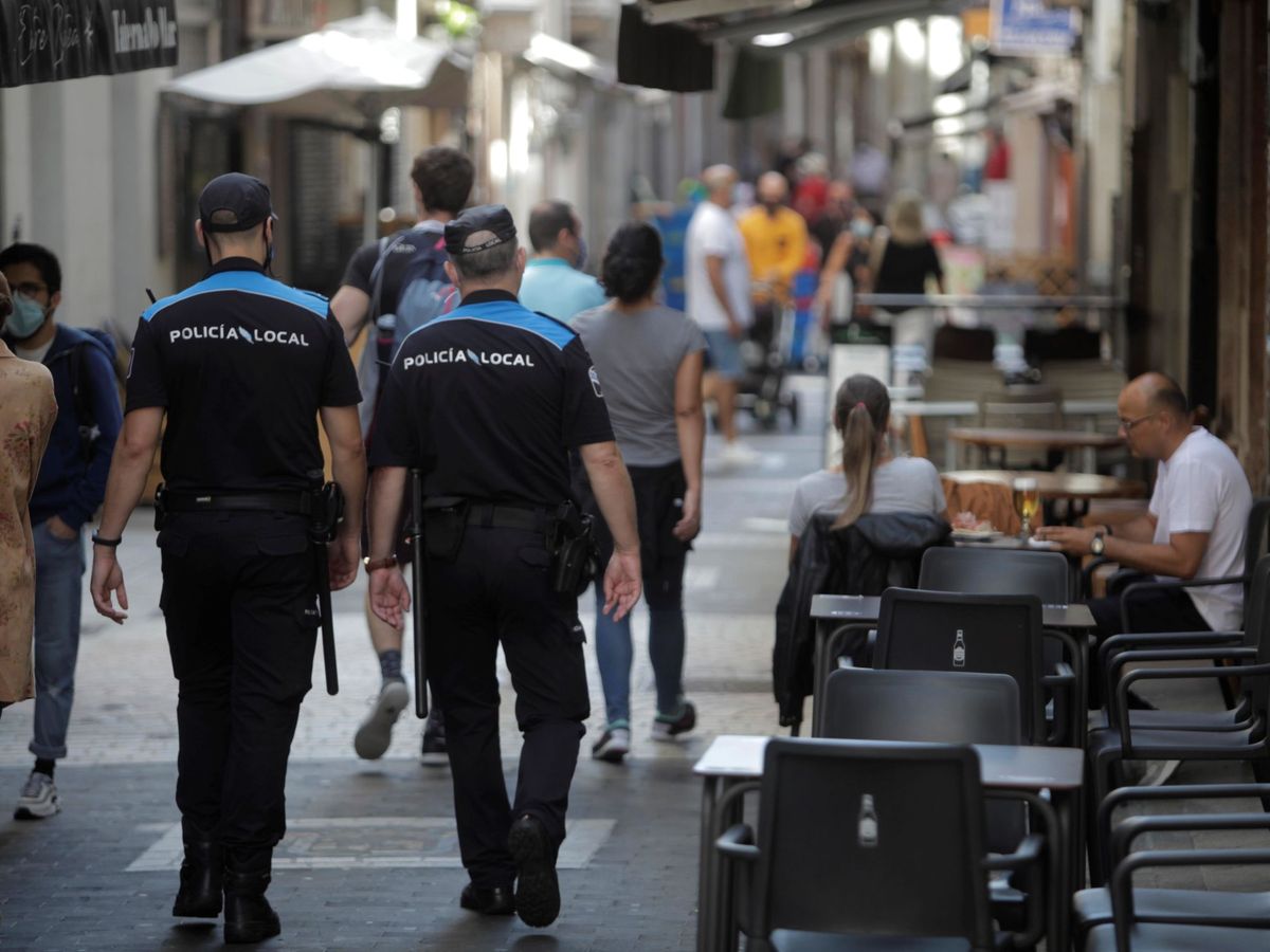 Foto: Policía en A Coruña. (EFE)
