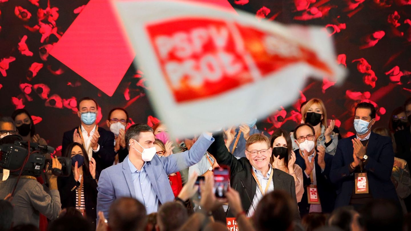 Pedro Sánchez y Ximo Puig, en el último congreso del PSPV-PSOE. (EFE)