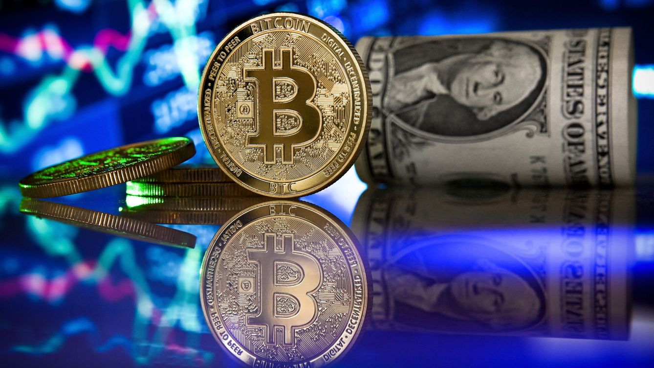 Foto: Imagen del bitcoin y el dólar. (EFE/Steinbach)