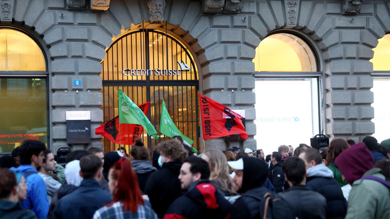 Foto: Manifestación a las puertas de la sede en Zúrich del banco Credit Suisse. (Reuters/Denis Balibouse)