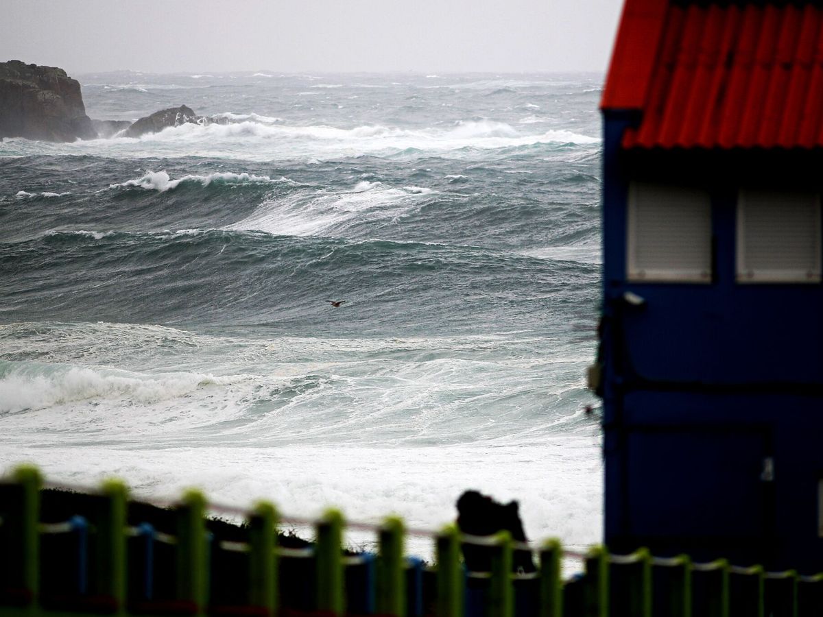 Foto: Alerta roja en la costa de A Coruña. (EP/Raúl Lomba)